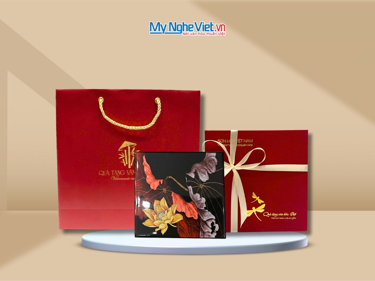 Đế Lót Ly sơn mài vuông hoa sen vàng nền đỏ đen & Hộp quà tặng cao cấp DLL10-10