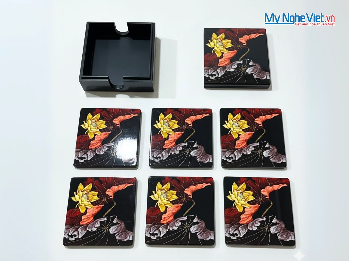 Đế Lót Ly sơn mài vuông hoa sen vàng nền đỏ đen & Hộp quà tặng cao cấp DLL10-10
