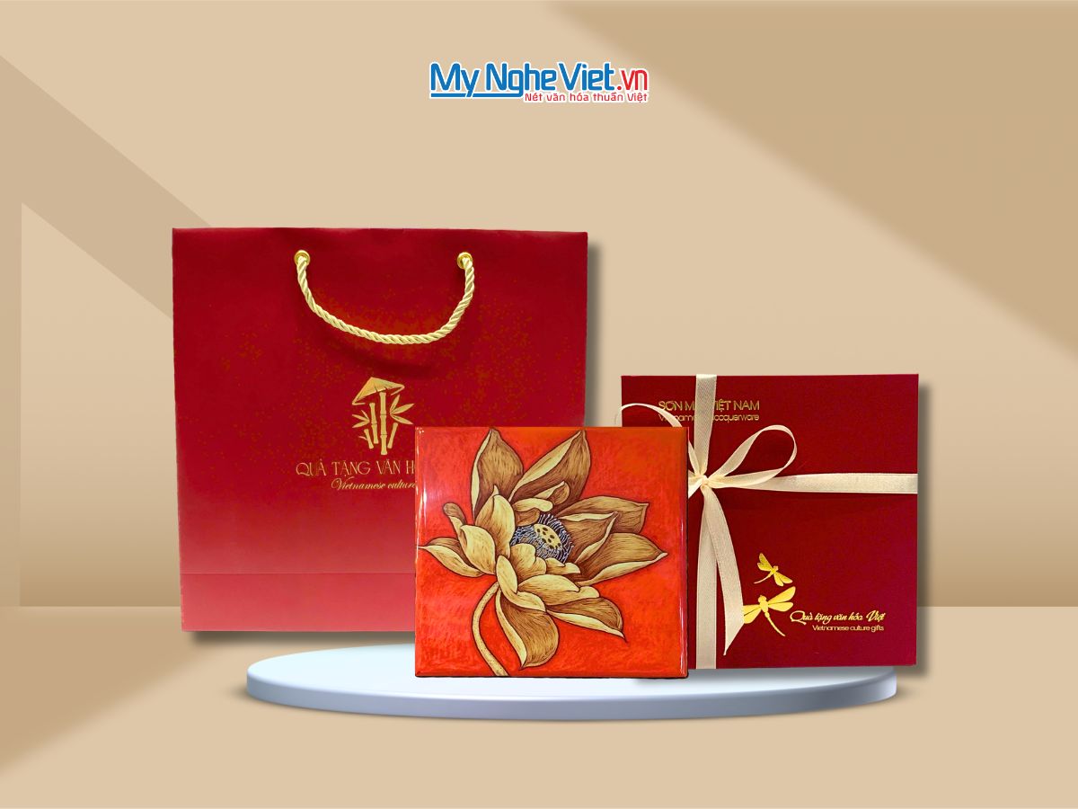 Đế Lót Ly sơn mài vuông hoa sen vàng nền cam & Hộp quà tặng cao cấp DLL10-8