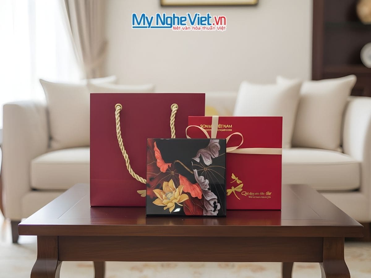 Đế Lót Ly sơn mài vuông hoa sen vàng nền đỏ đen & Hộp quà tặng cao cấp DLL10-10