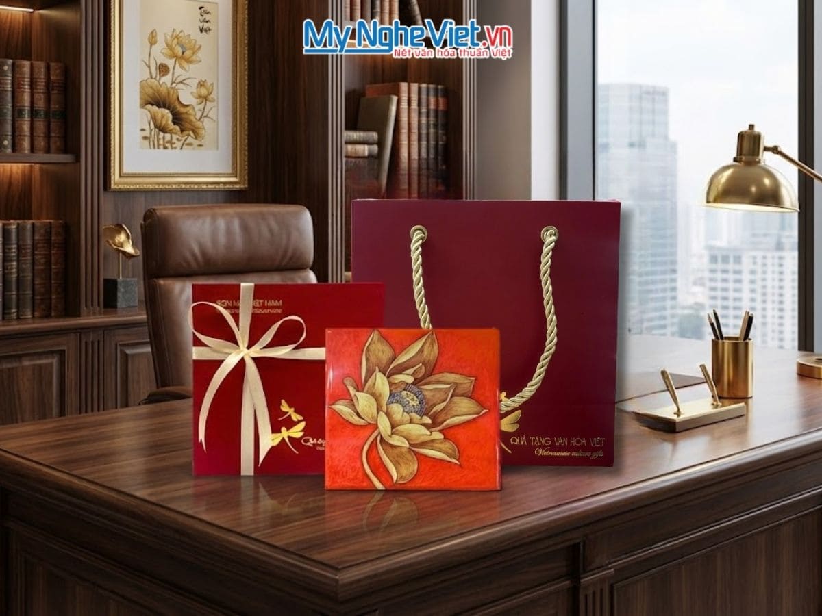 Đế Lót Ly sơn mài vuông hoa sen vàng nền cam & Hộp quà tặng cao cấp DLL10-8