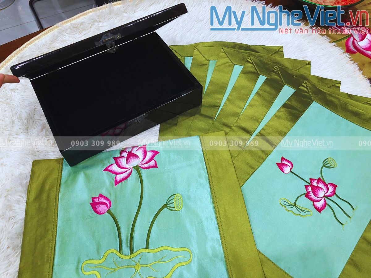 Hộp sơn mài + bộ khăn trải bàn sen xanh  MNV-KLTB15