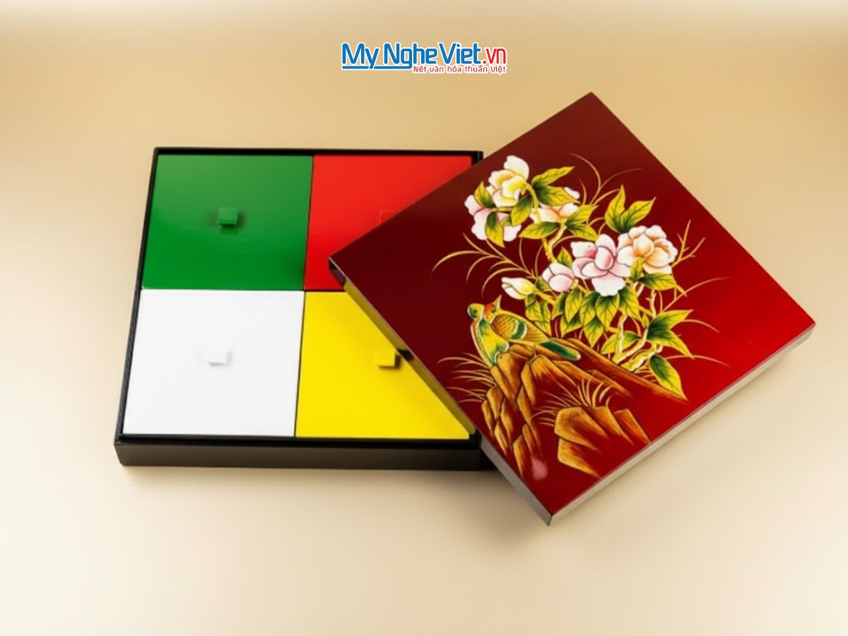 Hộp mứt sơn mài vuông 4 ngăn đắp nổi vẽ chim nền đỏ HM04-1 – Quà Tết Ý Nghĩa