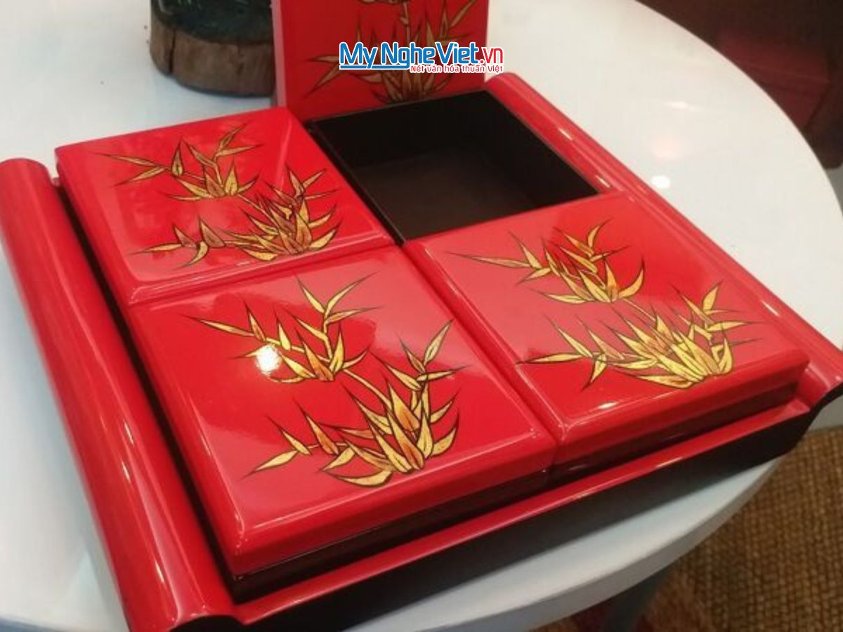 Hộp mứt tết sơn mài tay cầm 4 ngăn khay rời vẽ lá trúc MNV-QT02.1 - Quà Tết Ý Nghĩa