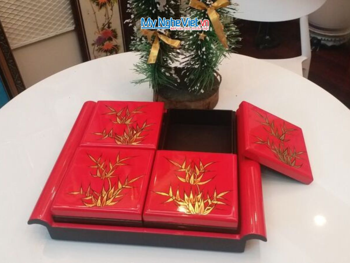 Hộp mứt tết sơn mài tay cầm 4 ngăn khay rời vẽ lá trúc MNV-QT02.1 - Quà Tết Ý Nghĩa