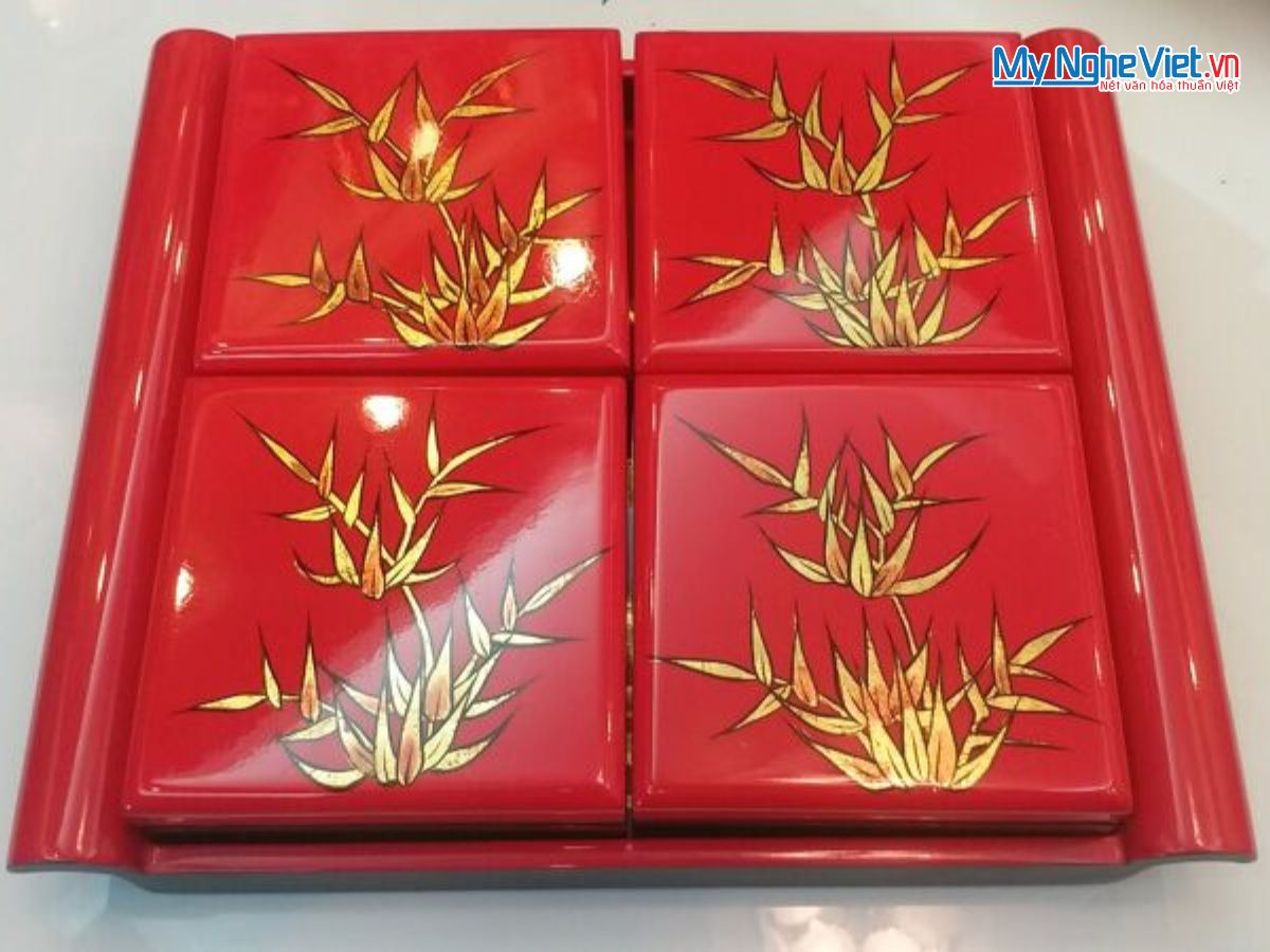 Hộp mứt tết sơn mài tay cầm 4 ngăn khay rời vẽ lá trúc MNV-QT02.1 - Quà Tết Ý Nghĩa