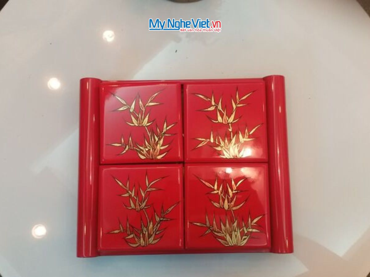 Hộp mứt tết sơn mài tay cầm 4 ngăn khay rời vẽ lá trúc MNV-QT02.1 - Quà Tết Ý Nghĩa