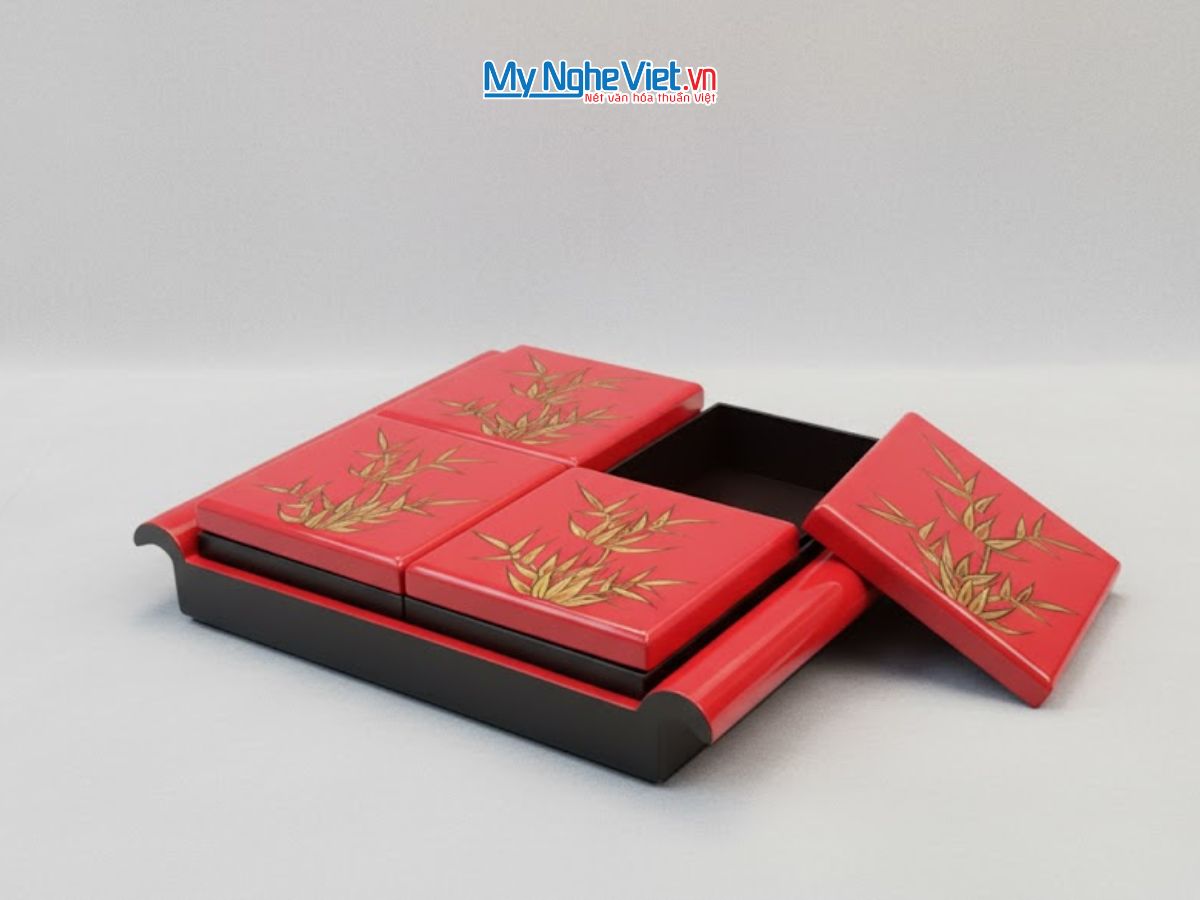 Hộp mứt tết sơn mài tay cầm 4 ngăn khay rời vẽ lá trúc MNV-QT02.1 - Quà Tết Ý Nghĩa