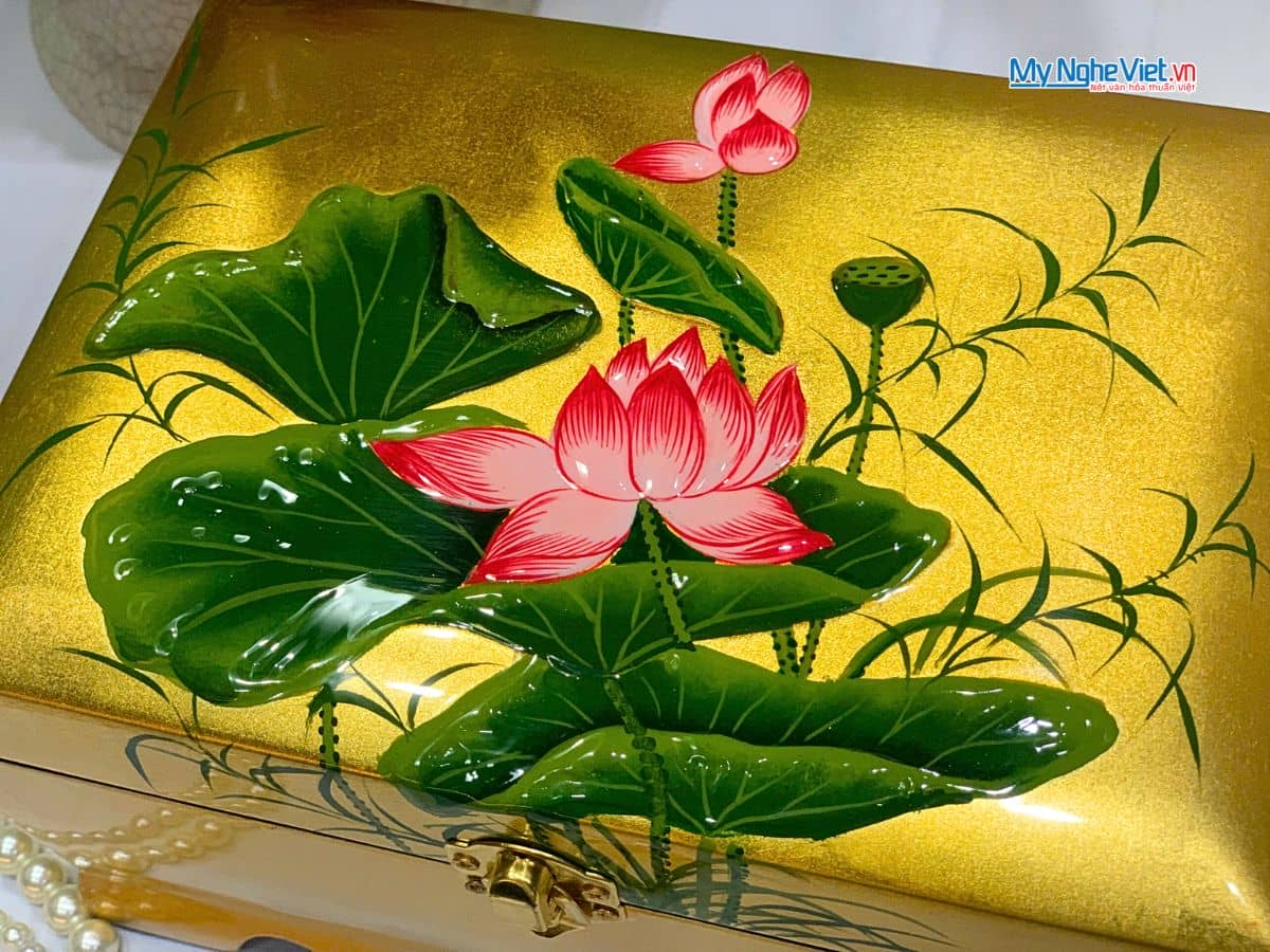 Hộp Trang Sức Sơn Mài Cao Cấp Lớn Có Chân Vẽ Hoa Sen Đắp Nổi Nền Vàng MNV-SMDH1521/2
