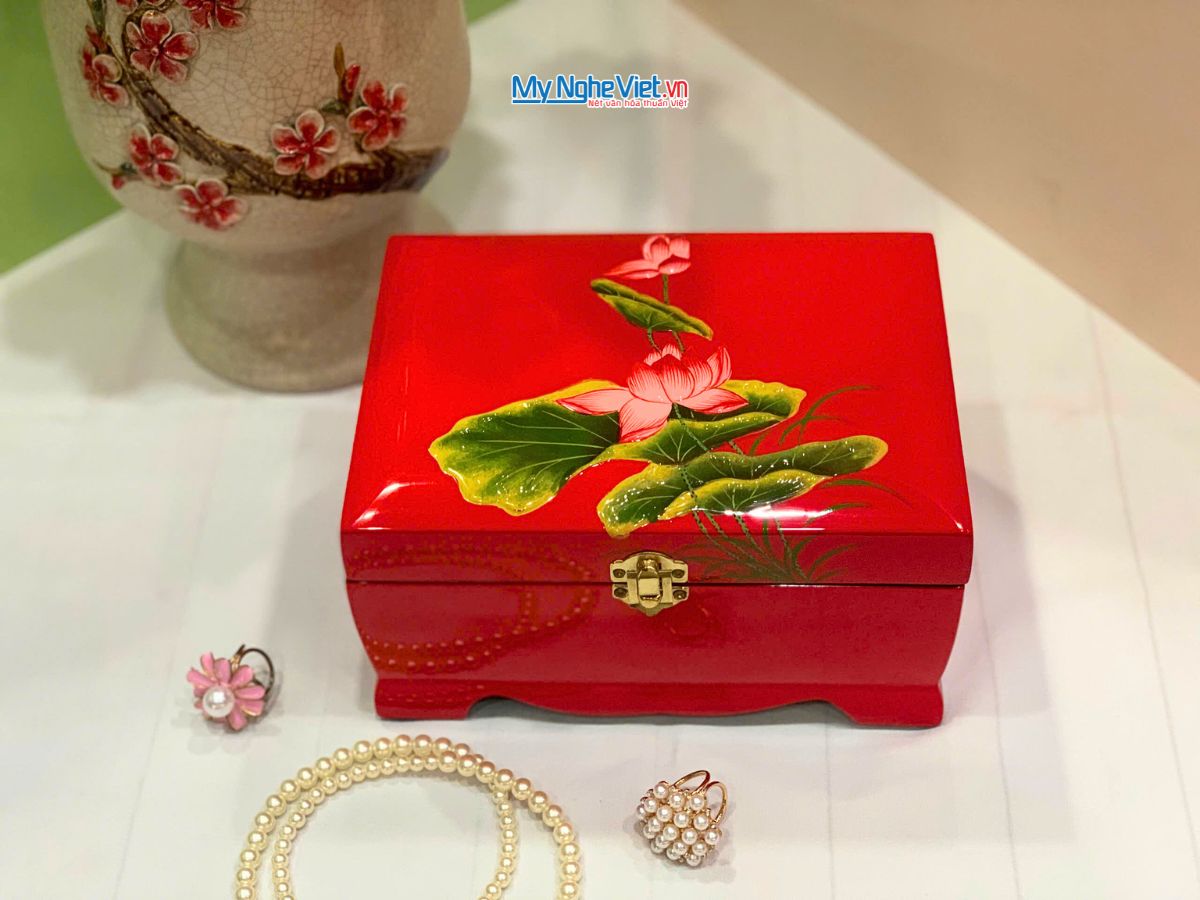 Hộp Trang Sức Sơn Mài Cao Cấp Lớn Có Chân Vẽ Hoa Sen Đắp Nổi Nền Đỏ MNV-SMDH1521/5