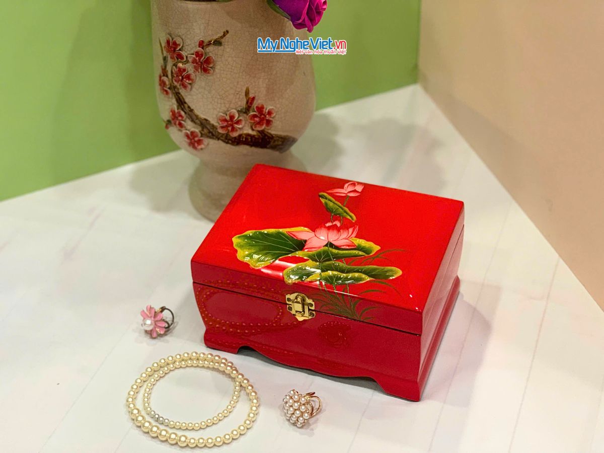 Hộp Trang Sức Sơn Mài Cao Cấp Lớn Có Chân Vẽ Hoa Sen Đắp Nổi Nền Đỏ MNV-SMDH1521/5