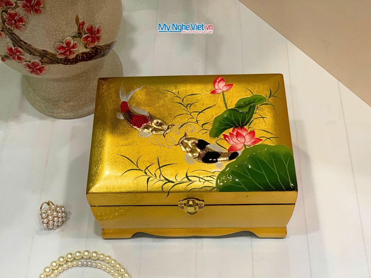 Hộp Trang Sức Sơn Mài Cao Cấp Lớn Có Chân Vẽ Cá Sen Đắp Nổi Nền Vàng MNV-SMDH1521/3