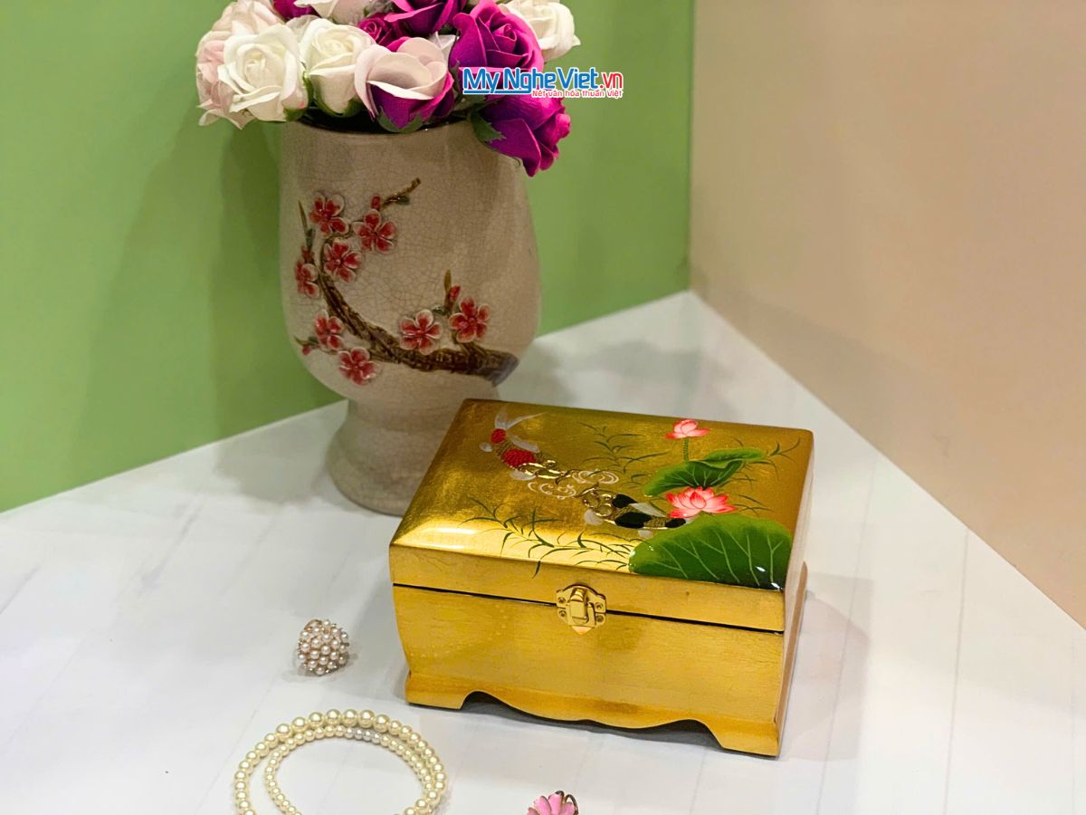 Hộp Trang Sức Sơn Mài Cao Cấp Lớn Có Chân Vẽ Cá Sen Đắp Nổi Nền Vàng MNV-SMDH1521/3