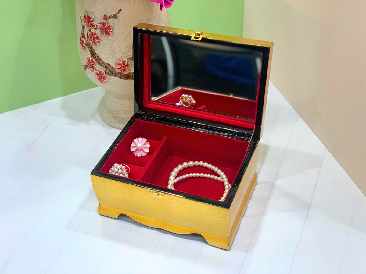 Hộp Trang Sức Sơn Mài Cao Cấp Lớn Có Chân Vẽ Cá Sen Đắp Nổi Nền Vàng MNV-SMDH1521/3