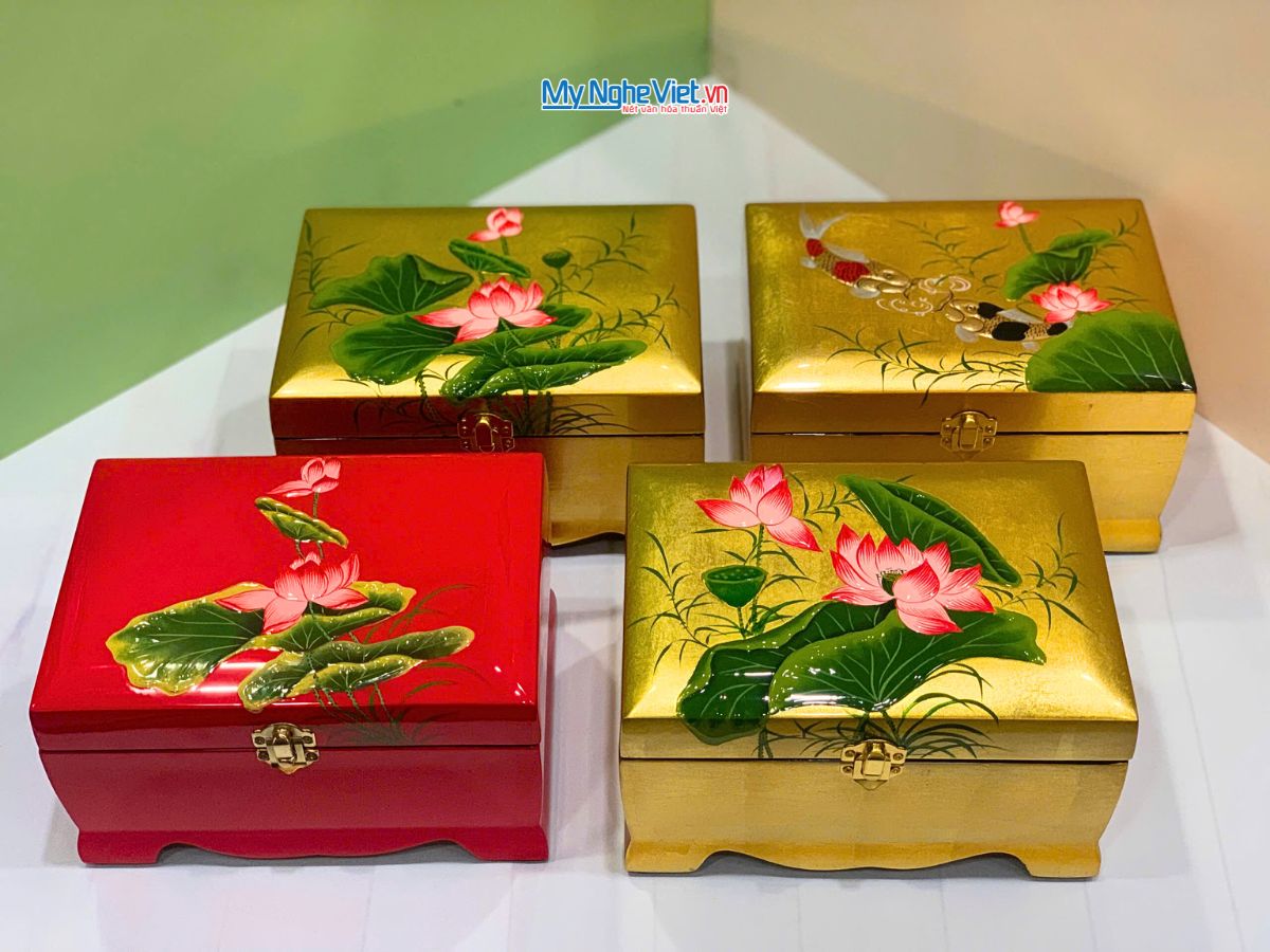 Hộp Trang Sức Sơn Mài Cao Cấp Lớn Có Chân Vẽ Cá Sen Đắp Nổi Nền Vàng MNV-SMDH1521/3