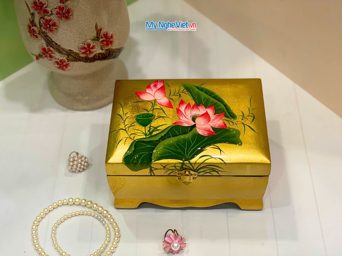 Hộp Trang Sức Sơn Mài Cao Cấp Lớn Có Chân Vẽ Hoa Sen Đắp Nổi Nền Vàng MNV-SMDH1521/1