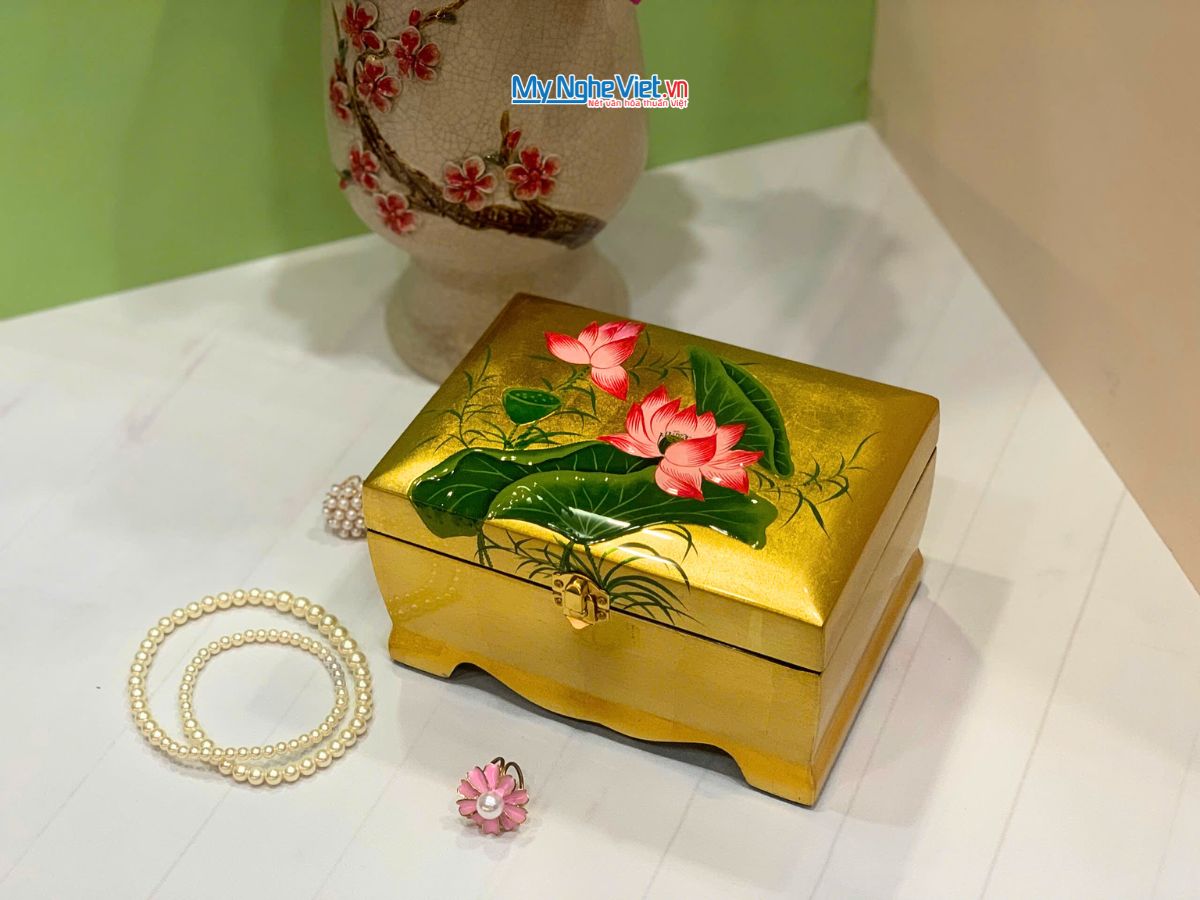 Hộp Trang Sức Sơn Mài Cao Cấp Lớn Có Chân Vẽ Hoa Sen Đắp Nổi Nền Vàng MNV-SMDH1521/1