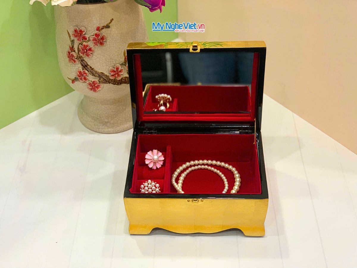 Hộp Trang Sức Sơn Mài Cao Cấp Lớn Có Chân Vẽ Hoa Sen Đắp Nổi Nền Vàng MNV-SMDH1521/2