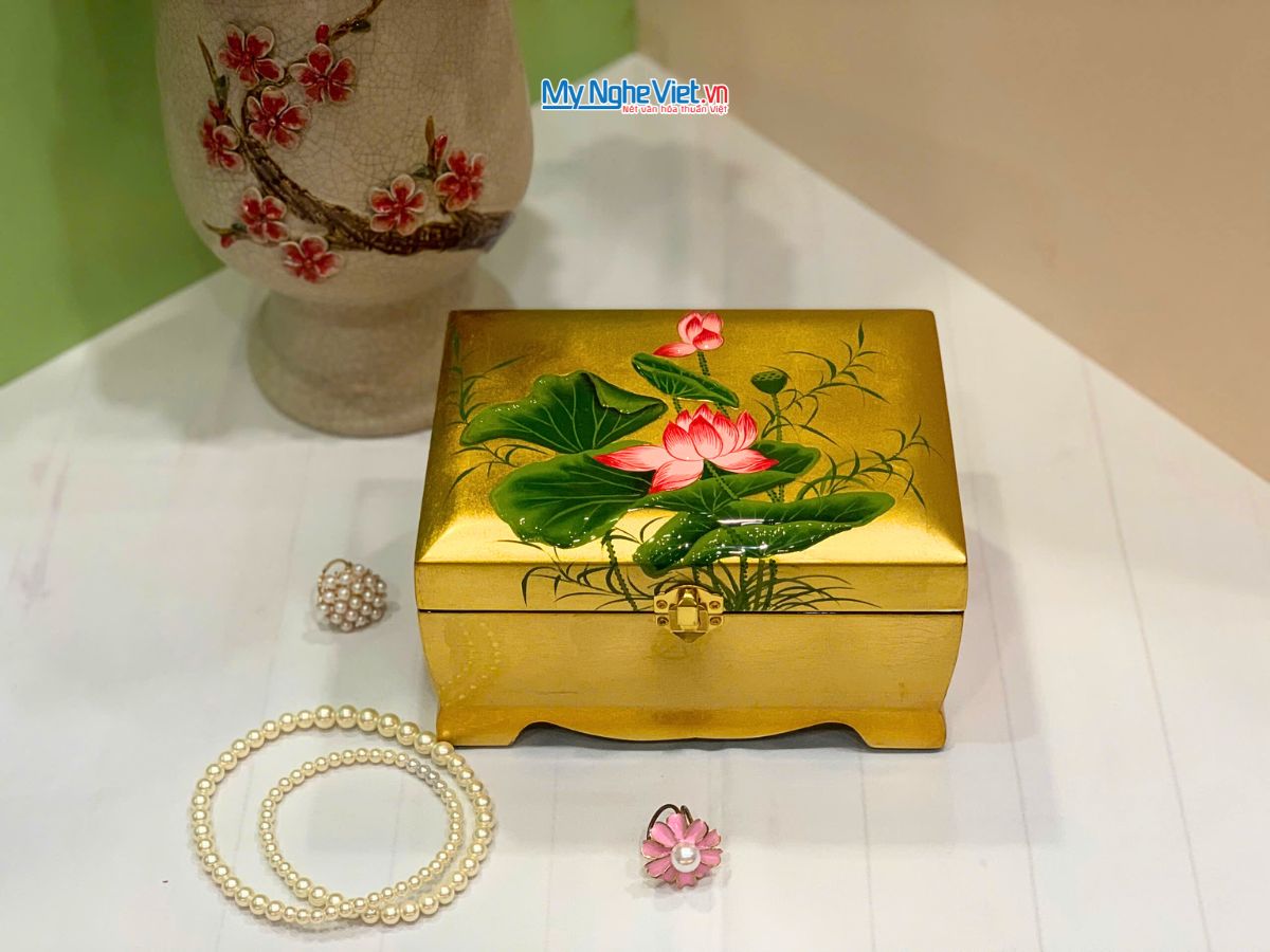 Hộp Trang Sức Sơn Mài Cao Cấp Lớn Có Chân Vẽ Hoa Sen Đắp Nổi Nền Vàng MNV-SMDH1521/2