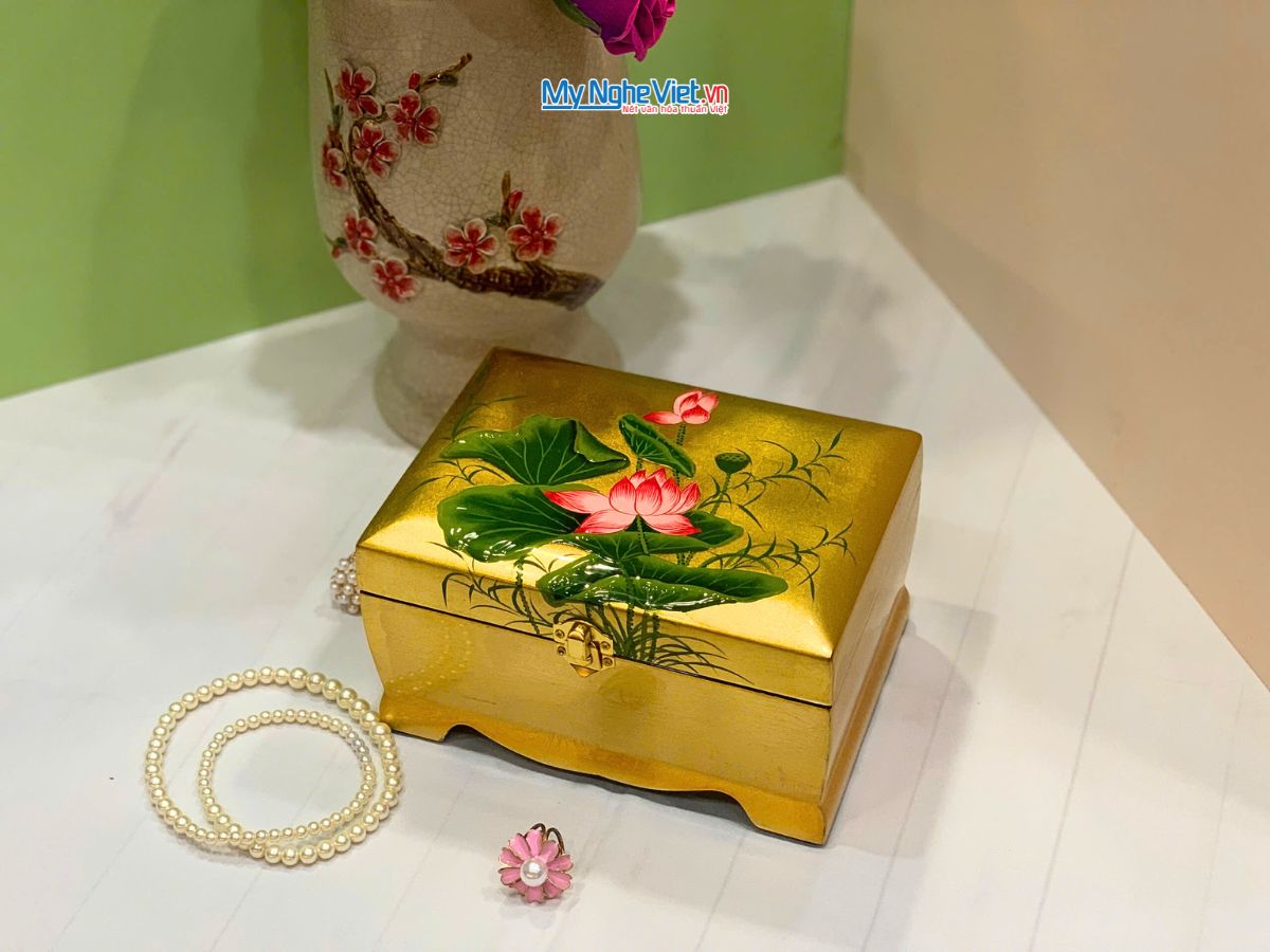 Hộp Trang Sức Sơn Mài Cao Cấp Lớn Có Chân Vẽ Hoa Sen Đắp Nổi Nền Vàng MNV-SMDH1521/2