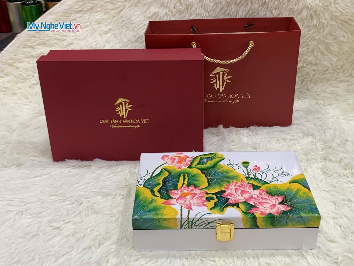 Hộp trang sức cao cấp sen đắp nổi nền trắng 15x25cm HSMDH1424-01.1