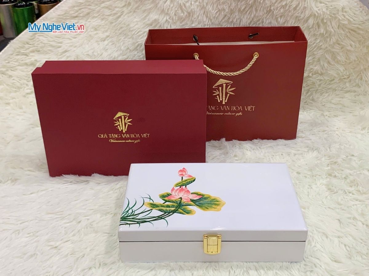 Hộp trang sức cao cấp 14x24cm vẽ tay Hoa Sen nền trắng HSMDH1424-02