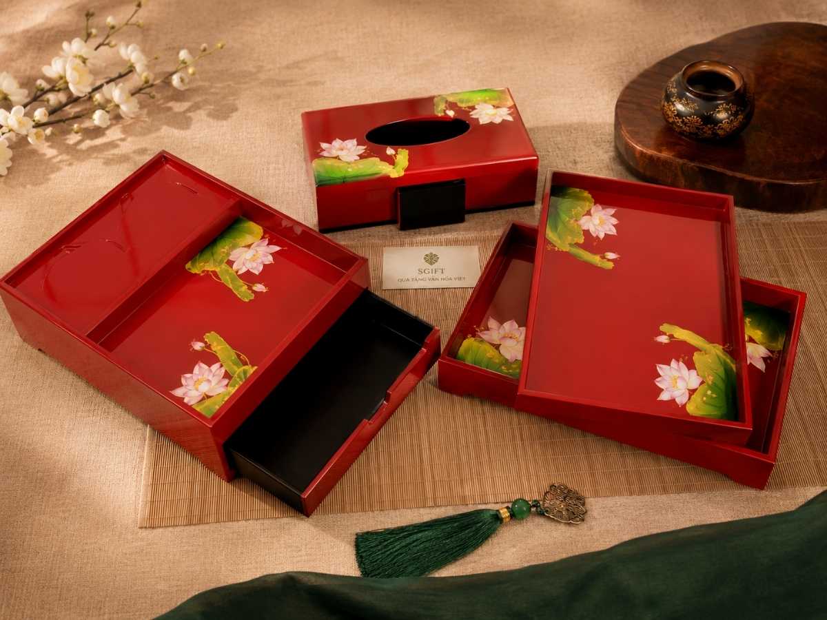 Khay hộp sơn mài vẽ hoa sen nền đỏ MNV-BSM06