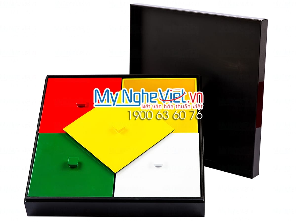 Hộp mứt vuông 4 ngăn đắp nổi họa tiết hoa quả nền đỏ HM04 - Quà Tết Ý Nghĩa