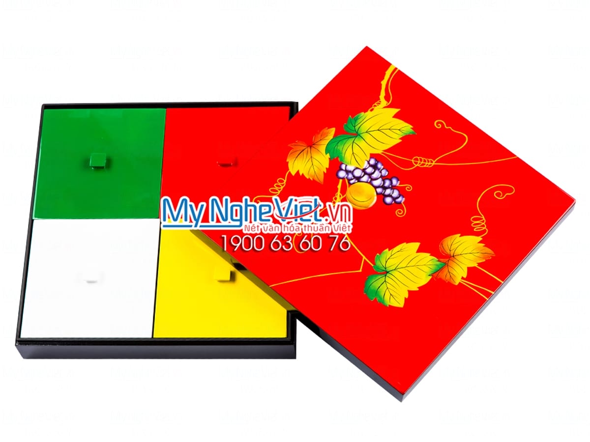Hộp mứt vuông 4 ngăn đắp nổi họa tiết hoa quả nền đỏ HM04 - Quà Tết Ý Nghĩa