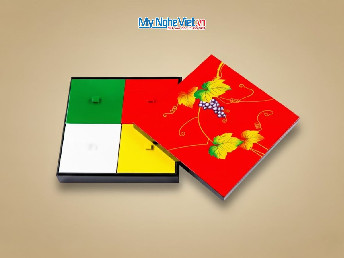 Hộp mứt vuông 4 ngăn đắp nổi họa tiết hoa quả nền đỏ HM04 - Quà Tết Ý Nghĩa