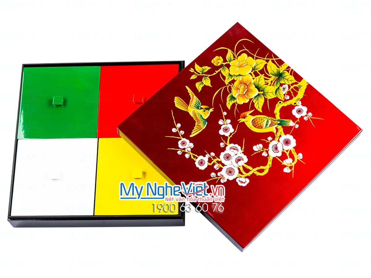 Hộp mứt sơn mài vuông 4 ngăn đắp nổi vẽ chim nền đỏ HM04 – Quà Tết Ý Nghĩa