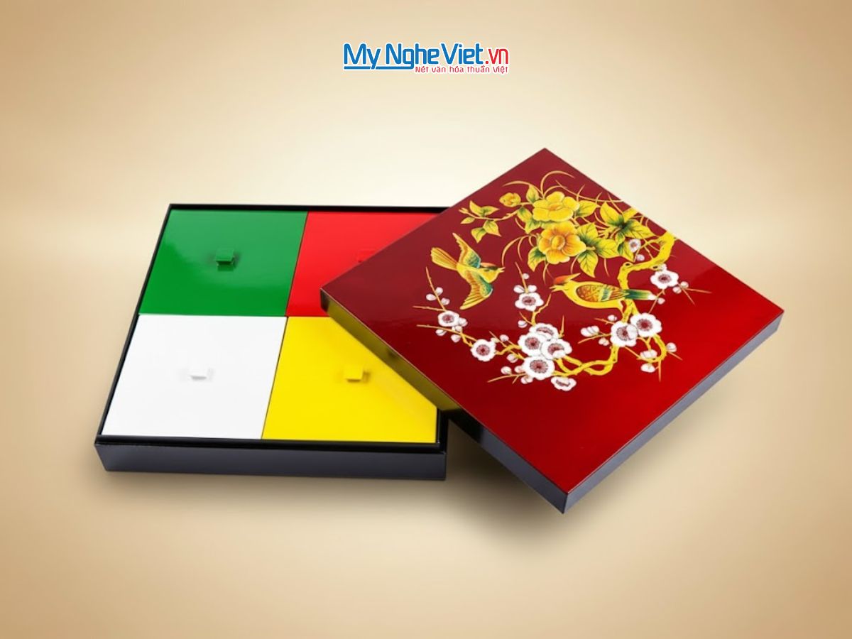 Hộp mứt sơn mài vuông 4 ngăn đắp nổi vẽ chim nền đỏ HM04 – Quà Tết Ý Nghĩa