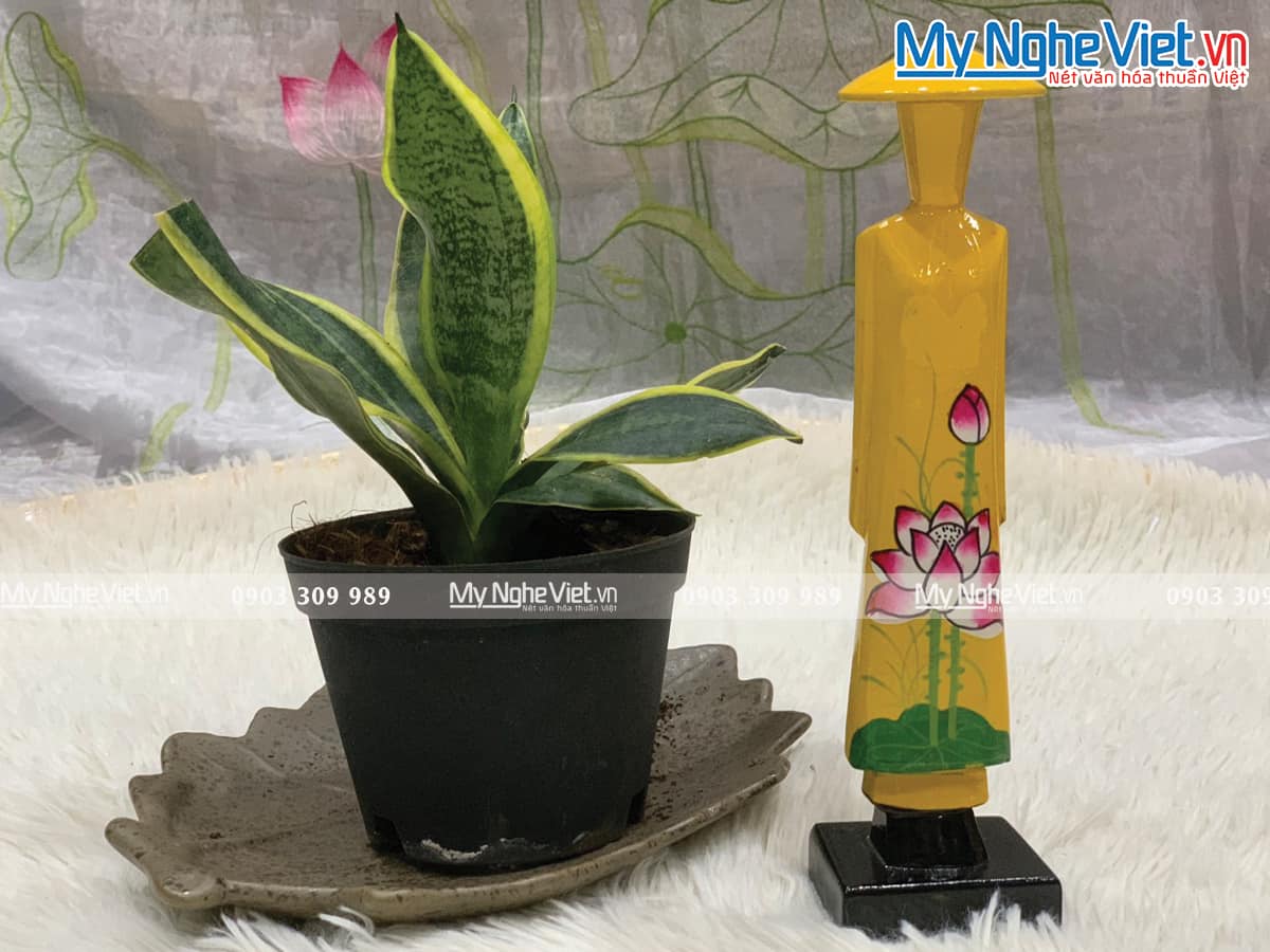 Tượng Cô Gái Áo Dài Việt Nam Sơn Mài Hoa Sen Cao 25cm MNV-MISSH25