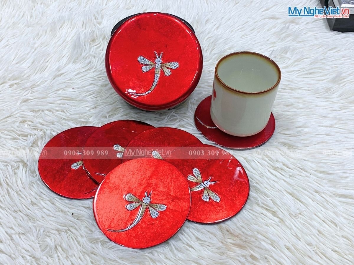 Đế Lót Ly Tròn Cẩn Chuồn Chuồn Nền Đỏ MNV-DLL10-1